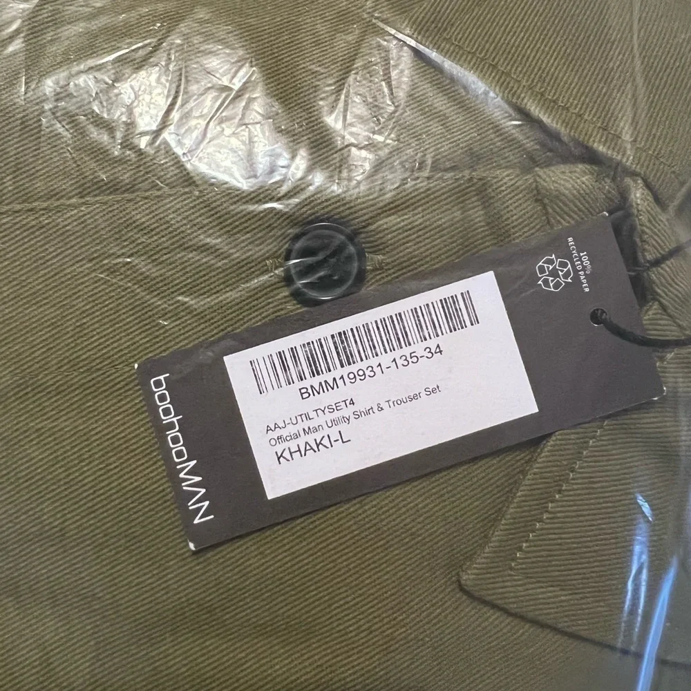 BOOHOOMAN OFFICIAL MAN UTILITY SHIRT & TROUSER SET